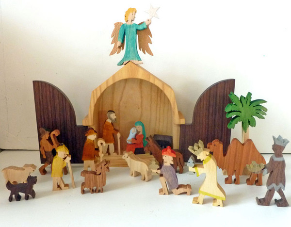 Travelling Crib for a School Real Christmas scene Nativity.Christmas Crib Religious Crib.Travelling Nativity for a School Fair Trade Hand Painted Crib Scene 25 cm x 18 cm high Christmas Nativity Set
